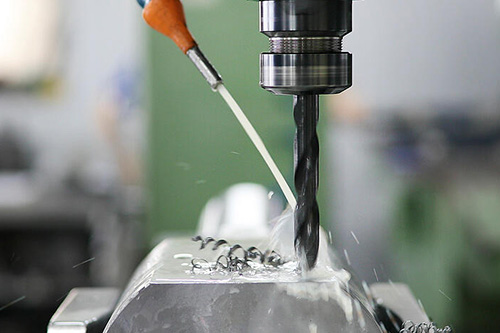 metal-alloys-CNC-machine-3